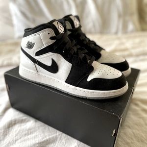 Air Jordan 1 Mid SE- white/ black